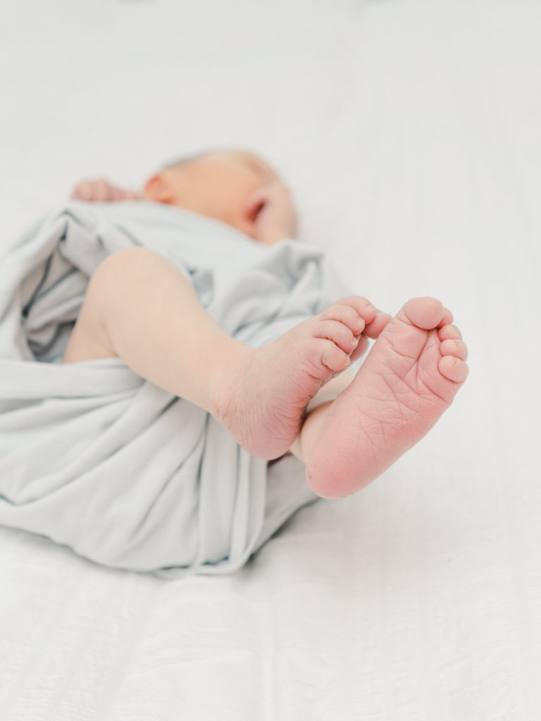 How to prepare for your newborn and family session with Lauren Sosler Photography. Photo of newborn feet.